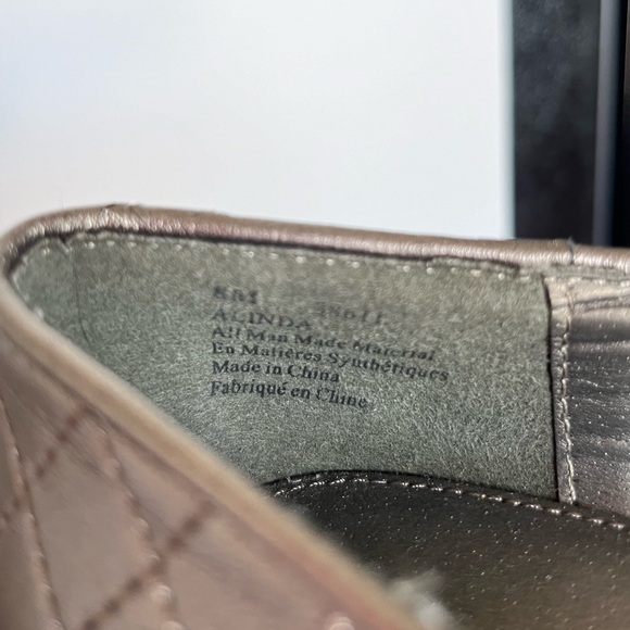 TRADITION Metallic Ballet Bow Flats. - Picture 9 of 12